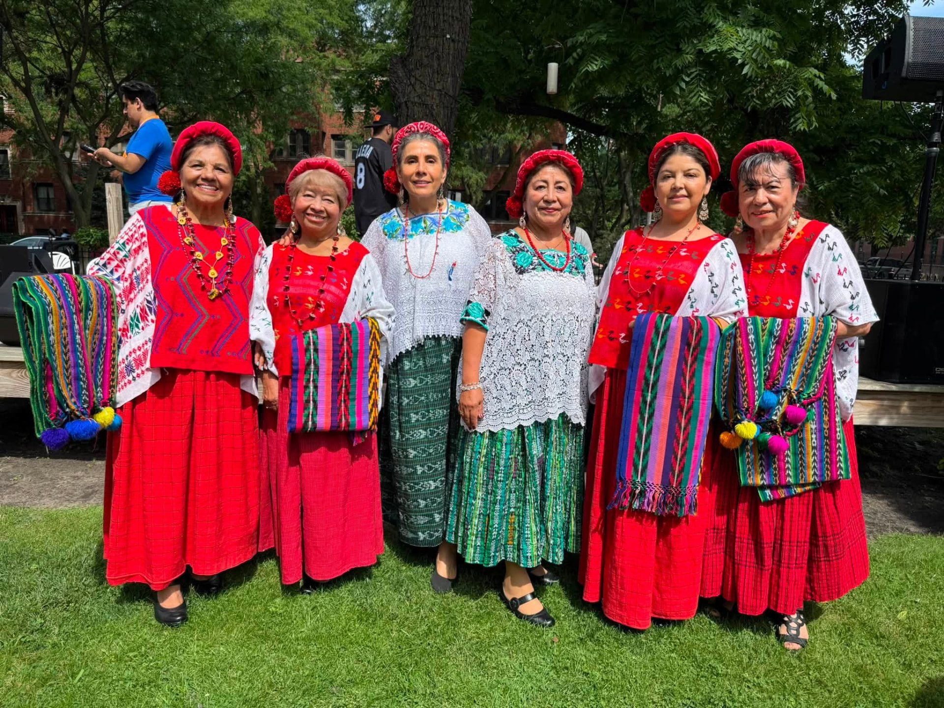 Integrantes de Casa de la Cultura con trajes tradicionales guatemaltecos